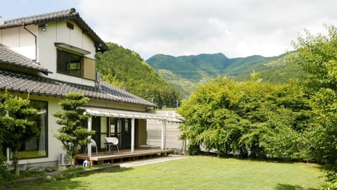 Property building, Spring, Day, Natural landscape, Garden, Garden, Balcony/Terrace, Garden view, Mountain view