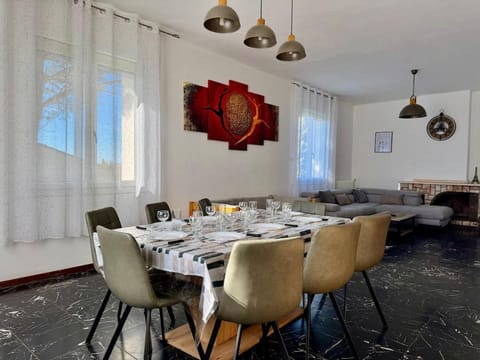 Living room, Food and drinks, Decorative detail, Seating area, Dining area, Food