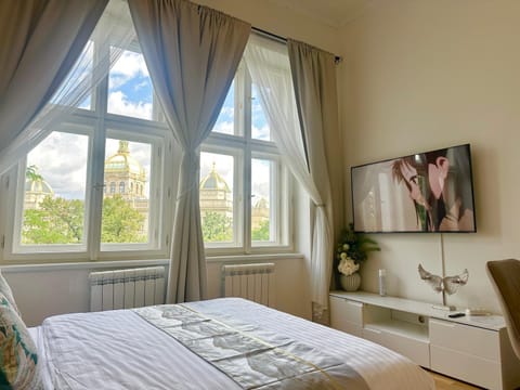 Bed, TV and multimedia, Photo of the whole room, Bedroom