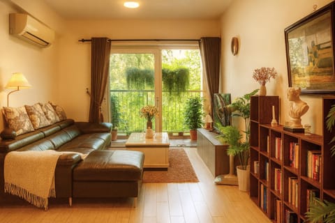 Natural landscape, Garden, Library, TV and multimedia, Living room, Photo of the whole room, Seating area, Garden view, air conditioner