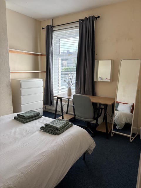 4 bedroom near City, Beach and St Helen's stadium House in Swansea