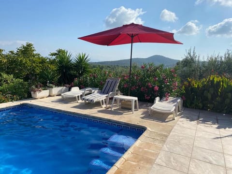 Mountain view, Pool view, Swimming pool, sunbed