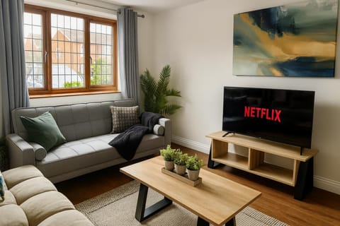 Communal lounge/ TV room, TV and multimedia, Living room, Seating area, Evening entertainment