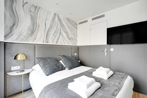 Bed, TV and multimedia, Bedroom