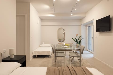 Bed, TV and multimedia, Living room, Photo of the whole room, Seating area, Dining area, Bedroom
