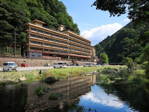 Property building, Neighbourhood, Mountain view, River view, Parking