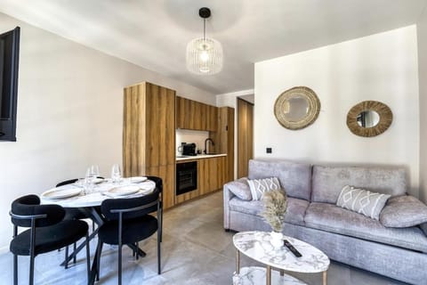 TV and multimedia, Kitchen or kitchenette, Living room, Seating area, Dining area