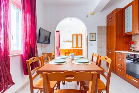 Kitchen or kitchenette, Living room, Dining area, stove