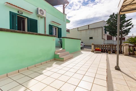 Property building, Patio, Balcony/Terrace