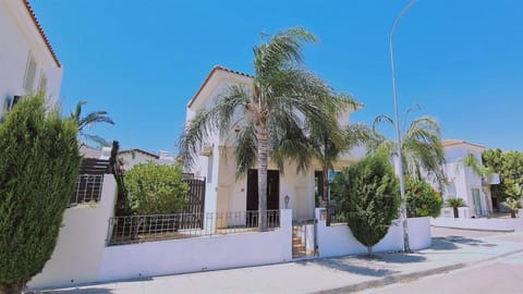 Property building, Facade/entrance, Off site