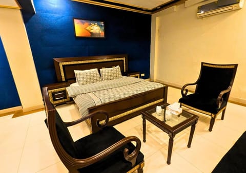 Bed, Photo of the whole room, Seating area, Bedroom, air conditioner