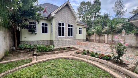 Property building, Day, Garden, Garden view
