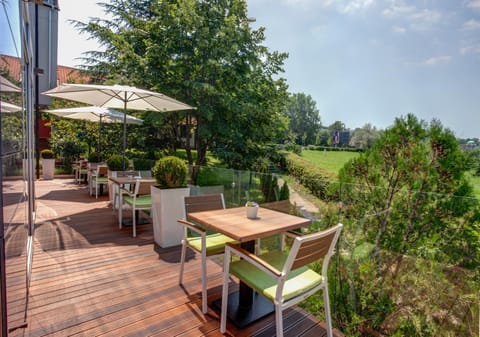 Restaurant/places to eat, Balcony/Terrace, Lounge or bar, Garden view, Landmark view