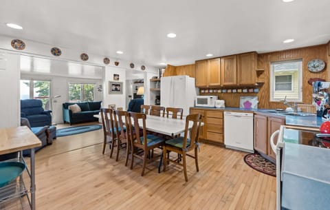 Cottage with Private Lake Access! Short distance to town House in Michigan