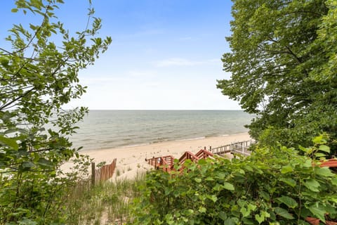 Cottage with Private Lake Access! Short distance to town House in Michigan