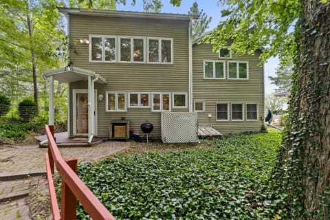 Cottage with Private Lake Access! Short distance to town House in Michigan