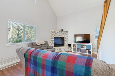 3BR Cabin with Grill and Fireplace - Near Hiking Cabin in Running Springs