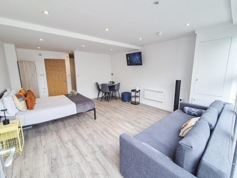 Bed, Bathroom, TV and multimedia, Living room, Photo of the whole room, Seating area, Dining area, towels, wardrobe