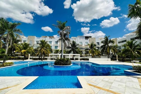 Property building, Day, Garden, Garden view, Pool view, Swimming pool, sunbed
