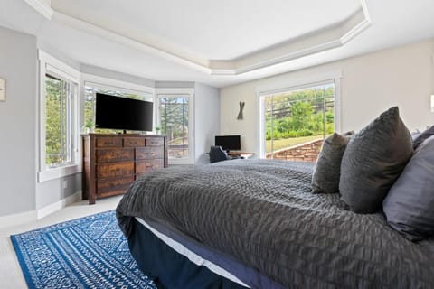 Colorado Mountain Getaway - 5BR 3BA, Hot Tub,Views House in Edwards