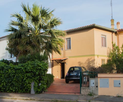 Facade/entrance, Parking