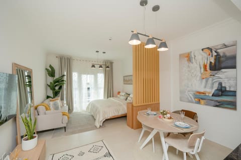 Bed, Living room, Photo of the whole room, Seating area, Dining area