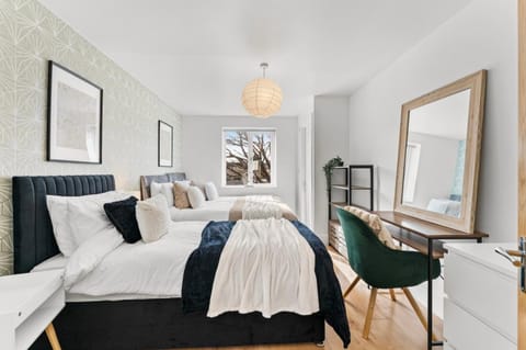 Bed, Living room, Photo of the whole room, Seating area, Bedroom, wardrobe