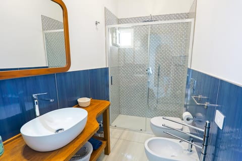 Shower, Toilet, Bathroom, bidet, towels