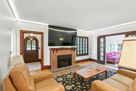 Charming Manville Heights Cottage Retreat home House in Iowa City