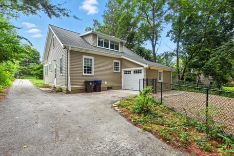 Charming Manville Heights Cottage Retreat home House in Iowa City