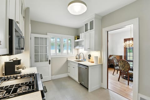 Charming Manville Heights Cottage Retreat home House in Iowa City