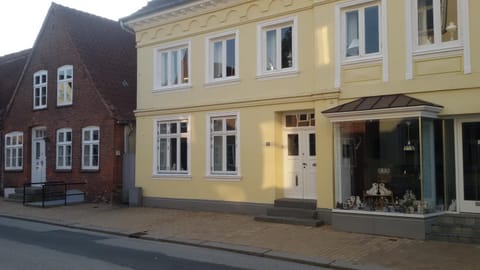 Facade/entrance, Pets