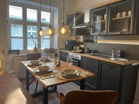 Coffee/tea facilities, Kitchen or kitchenette, Dining area, dishwasher, stove, toaster