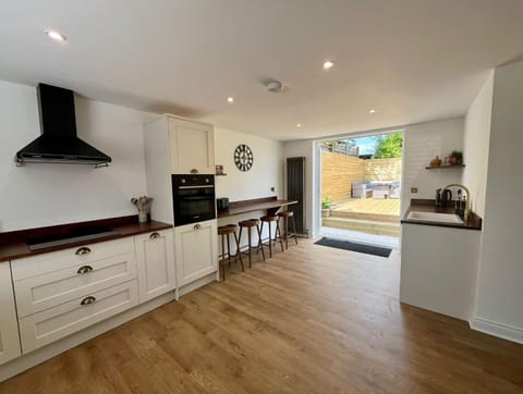 Kitchen or kitchenette, Dining area, dishwasher, oven, pet friendly, stove