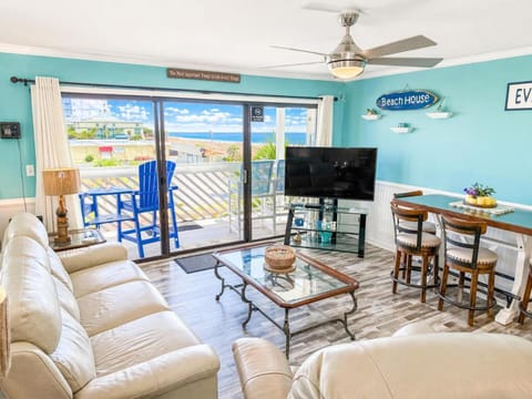Communal lounge/ TV room, TV and multimedia, Living room, Seating area, Dining area