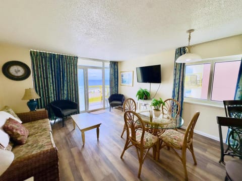 Communal lounge/ TV room, TV and multimedia, Living room, Seating area, Dining area