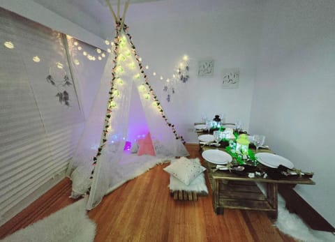 Private 2 BR Cozy Home Private Parking Free Sparkling and Goodies! 4 mins from Metrotown Villa in Burnaby