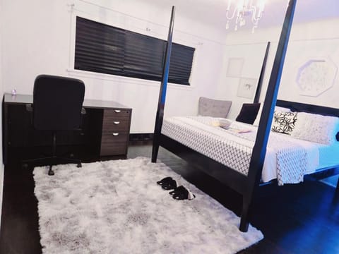 Private 2 BR Cozy Home Private Parking Free Sparkling and Goodies! 4 mins from Metrotown Villa in Burnaby