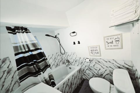 Private 2 BR Cozy Home Private Parking Free Sparkling and Goodies! 4 mins from Metrotown Villa in Burnaby