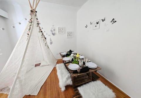 Private 2 BR Cozy Home Private Parking Free Sparkling and Goodies! 4 mins from Metrotown Villa in Burnaby