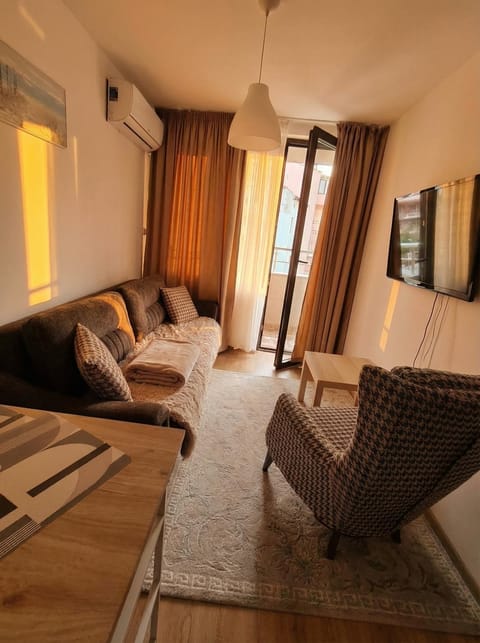 Communal lounge/ TV room, Bed, TV and multimedia