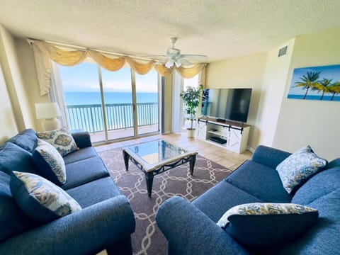 Communal lounge/ TV room, TV and multimedia, Living room, Seating area, Sea view