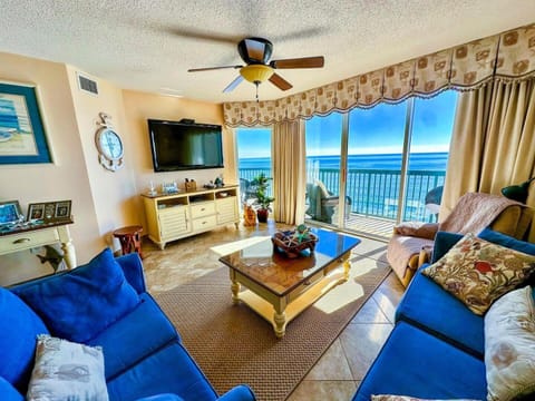 Communal lounge/ TV room, TV and multimedia, View (from property/room), Living room, Seating area, Sea view