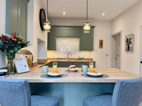 Kitchen or kitchenette, Living room, Food and drinks, Seating area, Dining area, Food