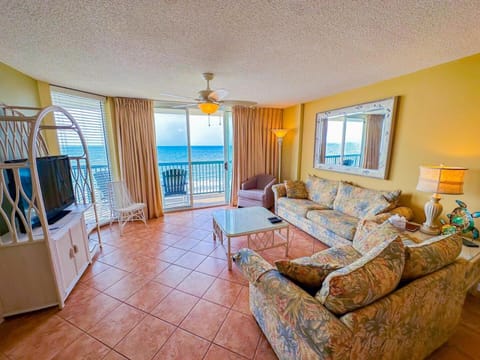 View (from property/room), Balcony/Terrace, Living room