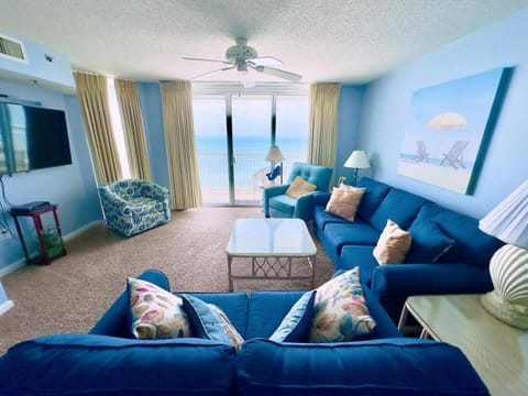 Communal lounge/ TV room, TV and multimedia, Living room, Seating area, Evening entertainment