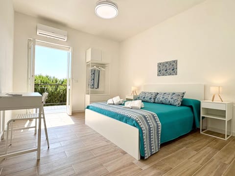Bed, Photo of the whole room, Seating area, Bedroom