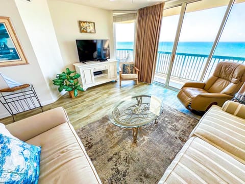 Communal lounge/ TV room, TV and multimedia, Living room, Sea view