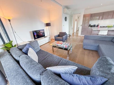 TV and multimedia, Living room, Decorative detail, Seating area, internet, kitchen, air conditioner