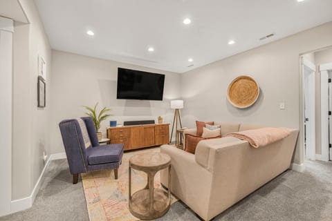 TV and multimedia, Living room, Seating area, Evening entertainment